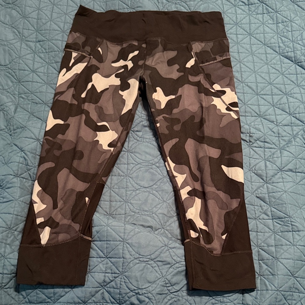 Athleta Women’s Camouflage Cropped Leggings